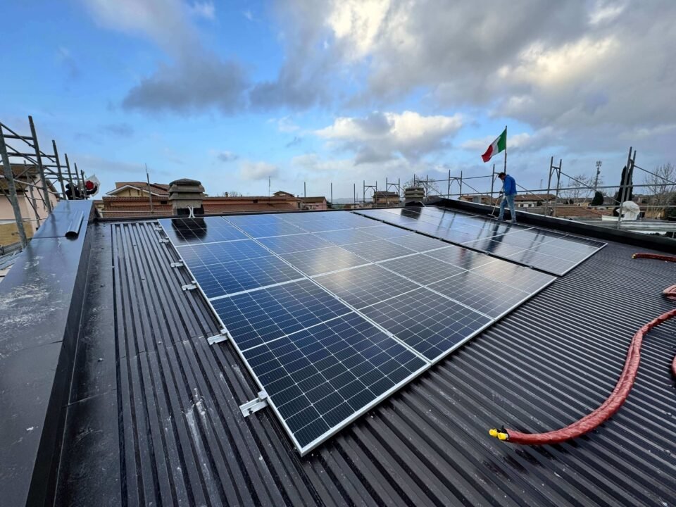Installazione pannelli fotovoltaici tetto abitazione privata